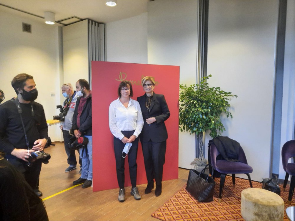 Barbara Rizzi e l'AD di Pomellato Sabina Belli, alla consegna dei diplomi di alta specializzazione orafa della scuola Galdus di Milano